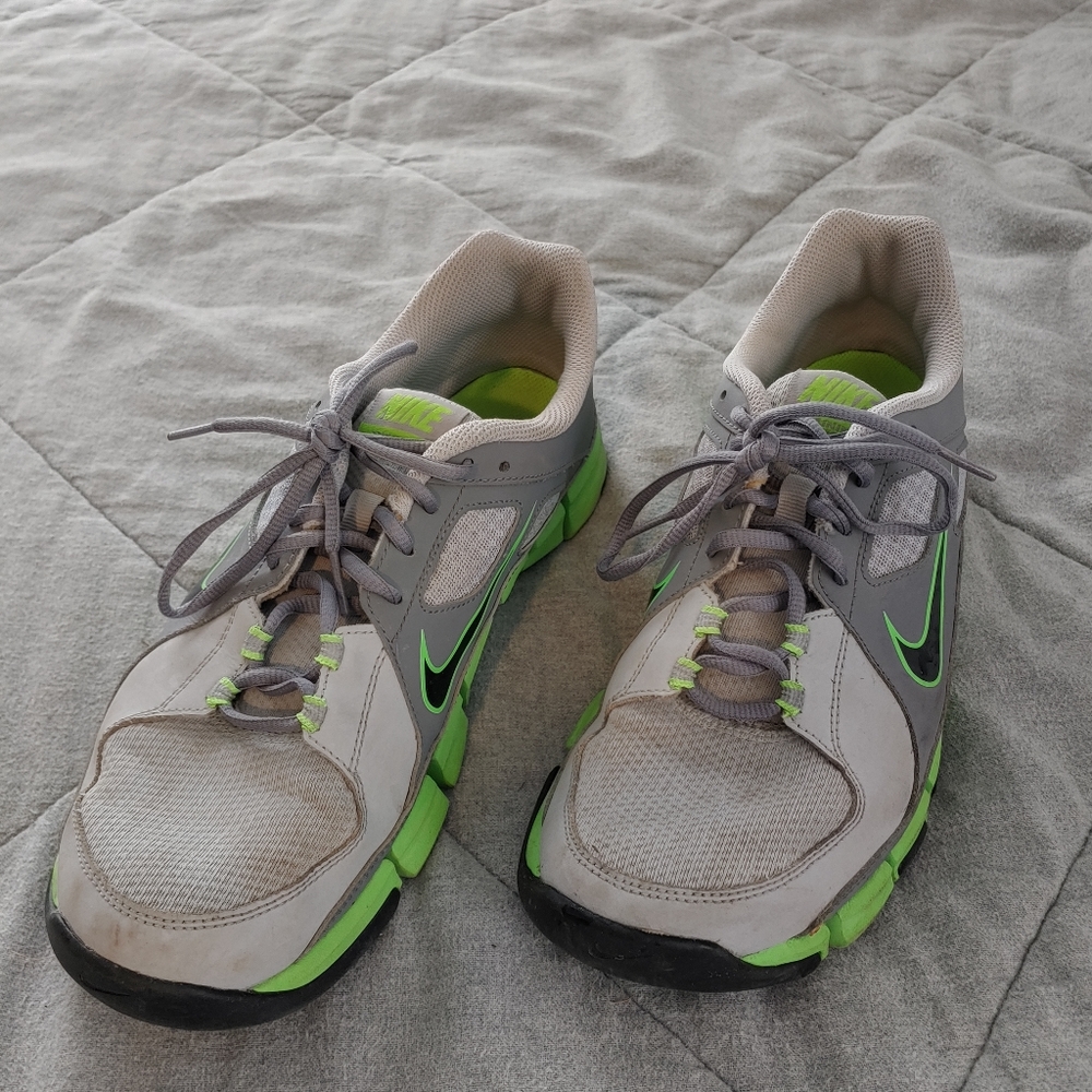 Men's size 10.5 Nike running shoe